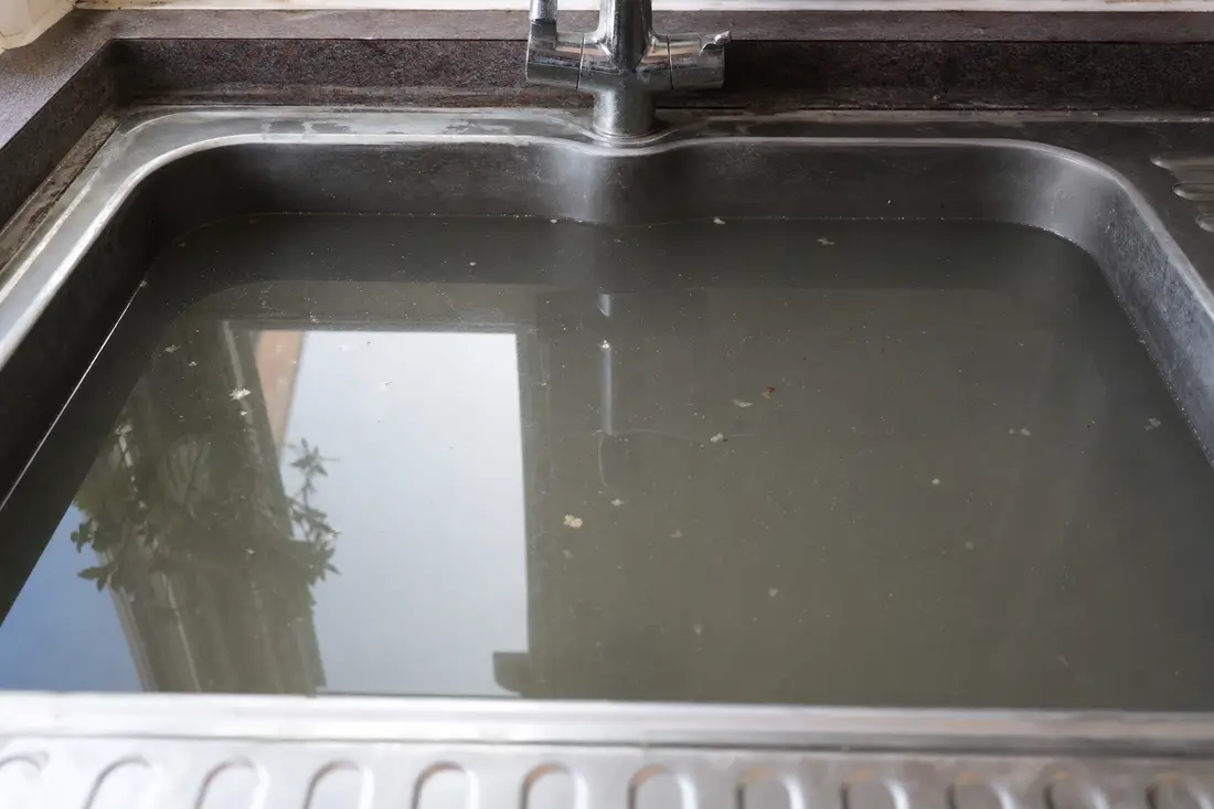 Évier de cuisine avec de l'eau stagnante en raison d'une canalisation bouchée
